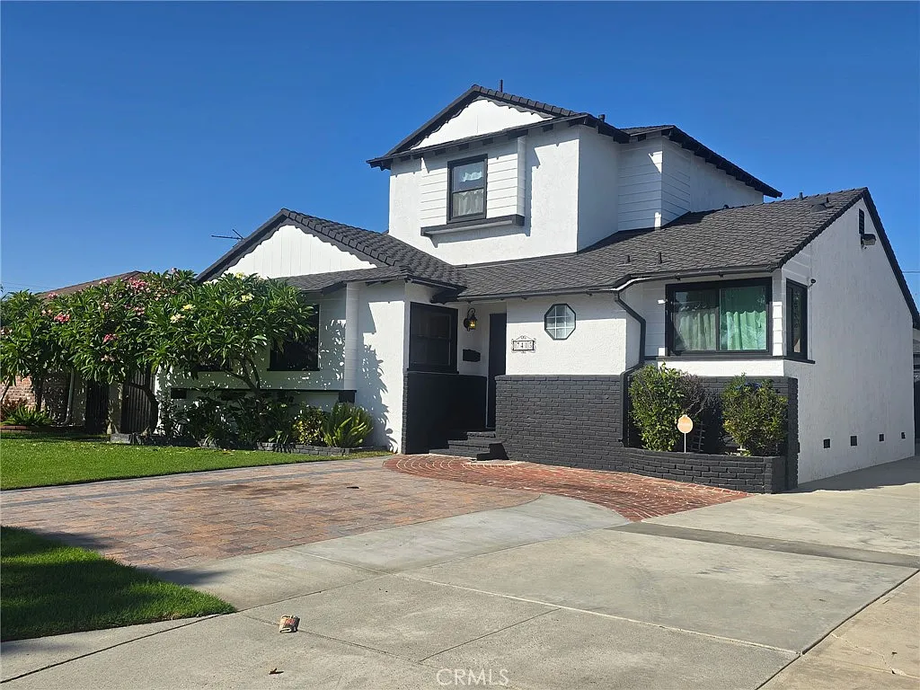 4 bed, 2323 sqft, $6,200 — Photo 2