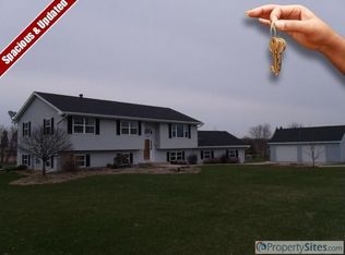 W9322 Oakwood Dr, Hortonville, WI 54944