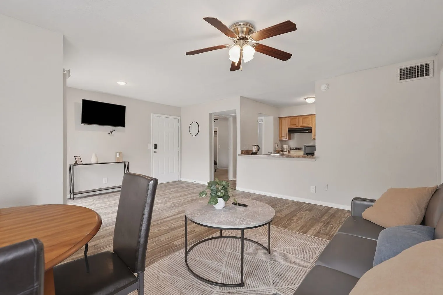 2 bed, 2.0 bath, 10301 sqft, $2,395 — Photo 2