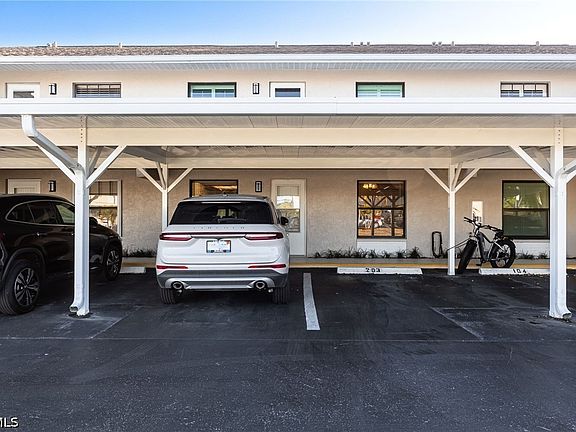 5th image of 902 SW 48th Ter APT 103