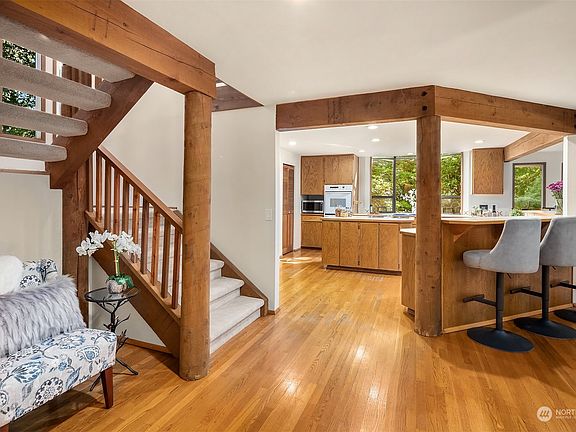 Entry to Kitchen>