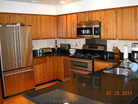 3rd image of 3136 Elmendorf Dr