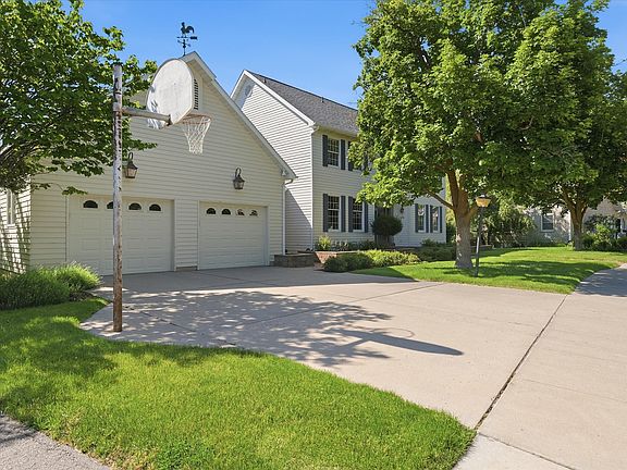 3rd image of 1195 N Aspen Dr E