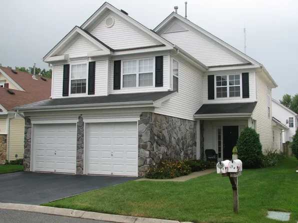 8 Jennifer Ln, Middle Island, NY 11953