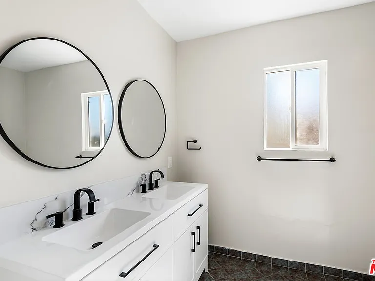4747 Cartwright Ave — Photo 9