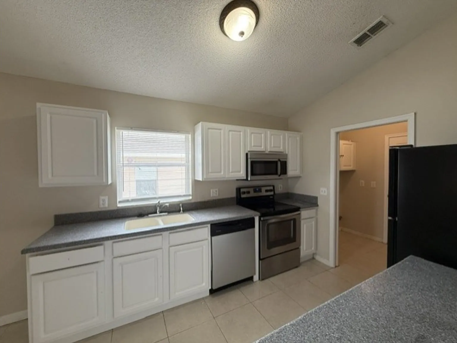 3 bed, 2.0 bath, 1577 sqft, $1,995 — Photo 4