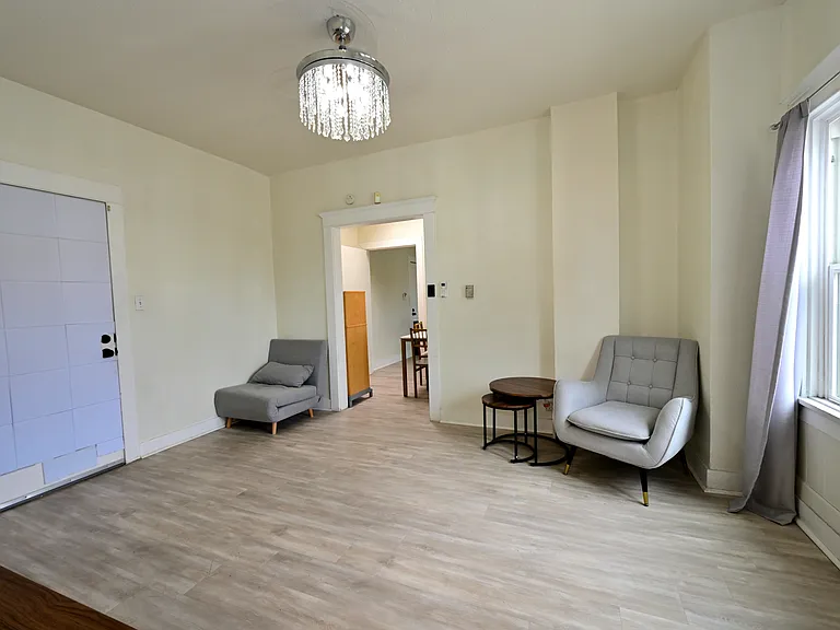 updated unit, super bright with many windows, furnished w/ in-unit laundry and free wifi (speed and connectivity NOT GUARANTEED)