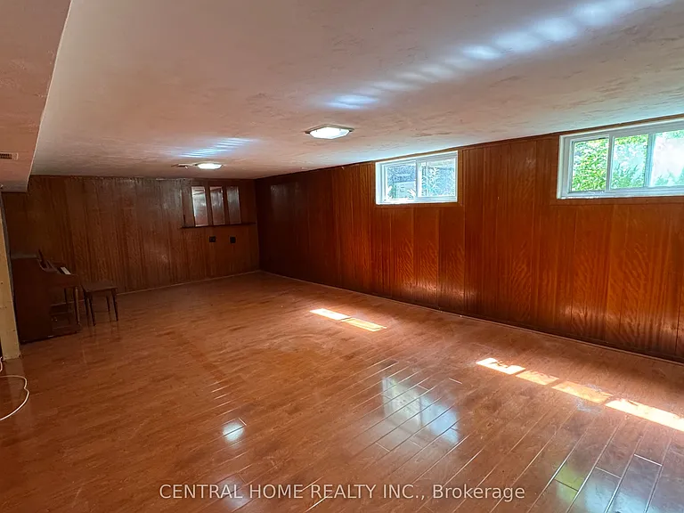 100 Burbank Dr — Photo 23