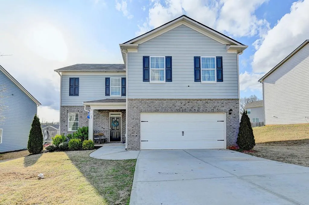 4 bed, 2.5 bath, 2141 sqft, $2,000 — Photo 1