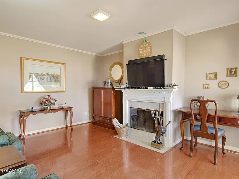 115 Brighton Dr — Photo 3