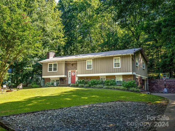 22 Friendship Ln, Candler, NC 28715