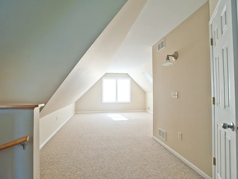 3255 N Oakland — Photo 34