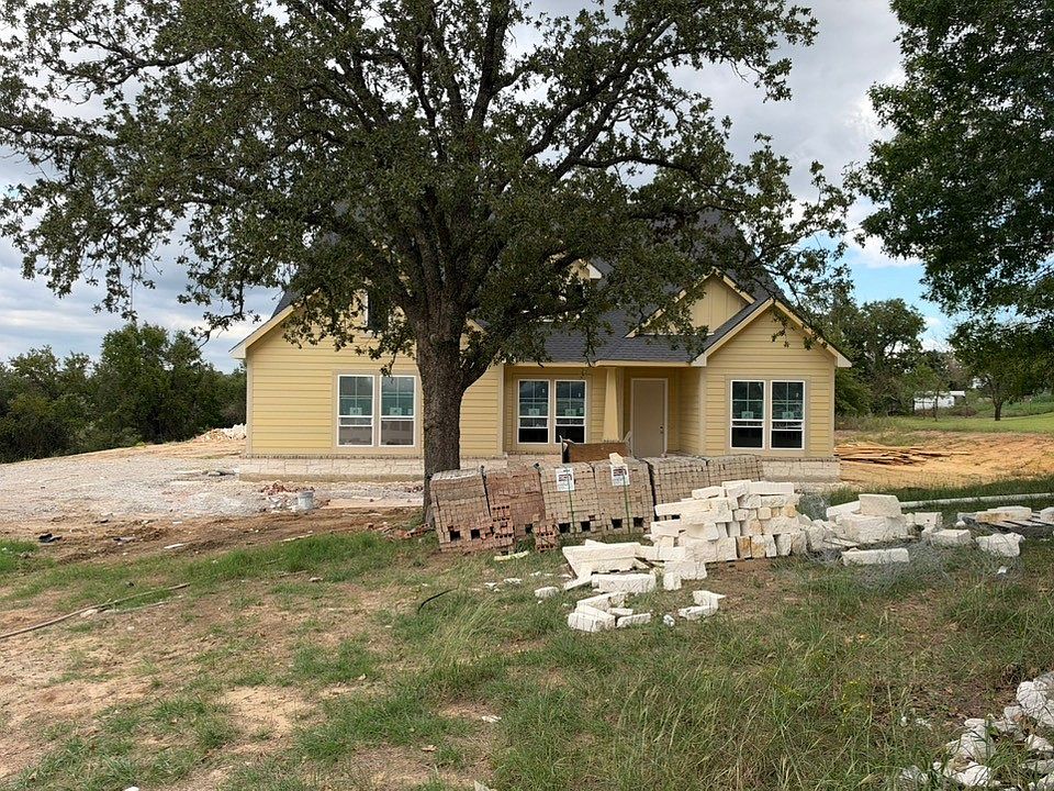 1st image of 124 Oak Grove Way
