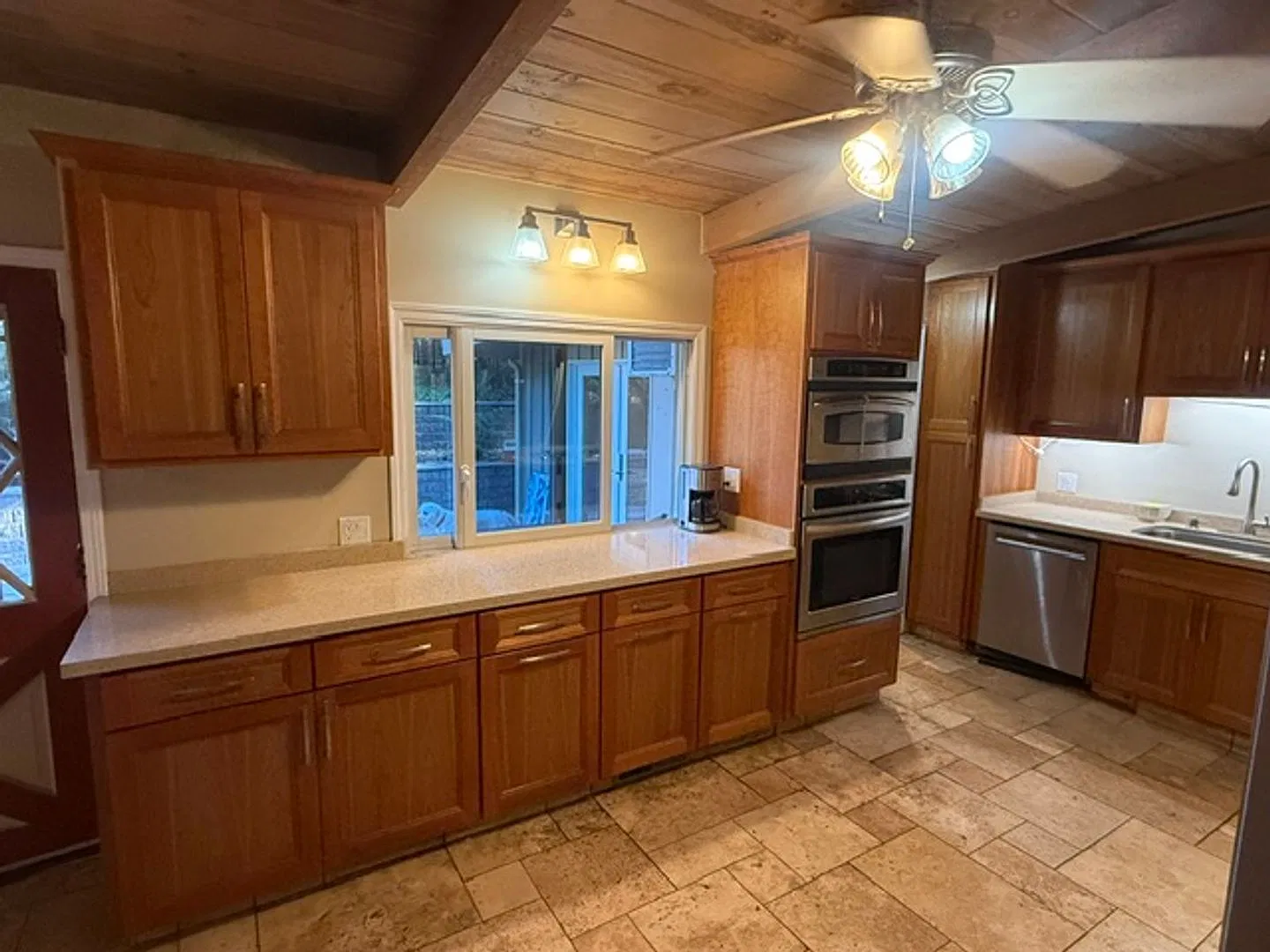 2-bedroom El Sobrante Home near Kennedy Grove with Private Yard — Photo 3
