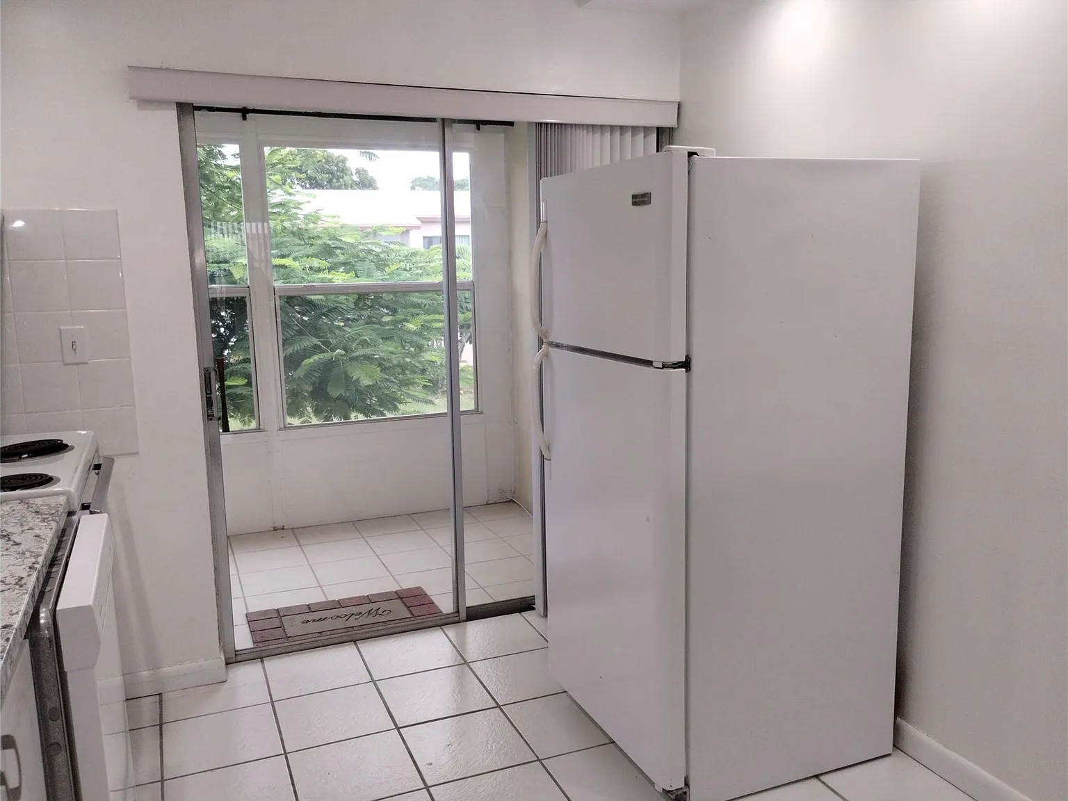 1 bed, 1.5 bath, 735 sqft, $1,300 — Photo 4