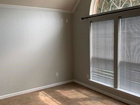 4th image of 10808 Pineview Ln