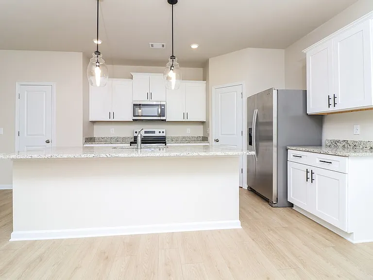 643 Mackenzie Cv — Photo 10