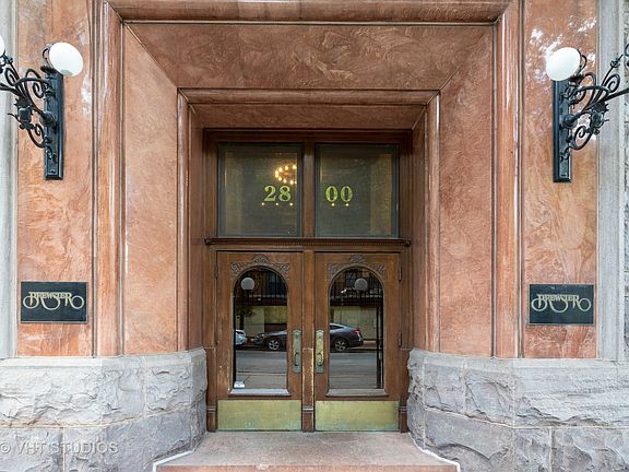 3rd image of 2800 N Pine Grove Ave Unit 3C