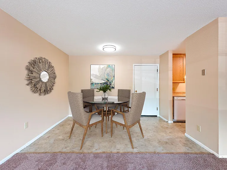 Shamrock Court Apartments — Photo 10