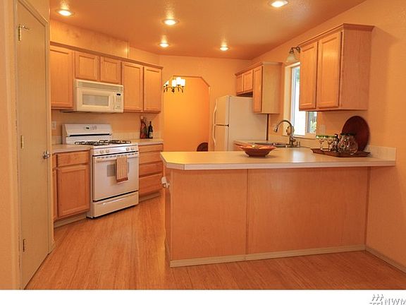 3rd image of 5047 Beverly Dr NE