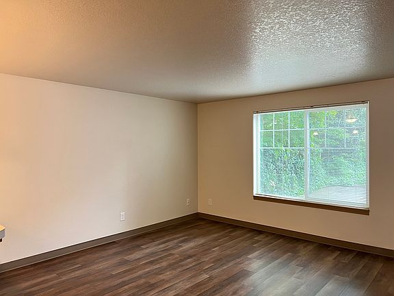 3rd image of 636 Browning Ave S