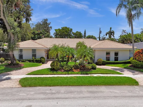 2210 NE 204th St, Miami, FL 33180