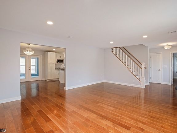 3rd image of 58 Sheridan Ave