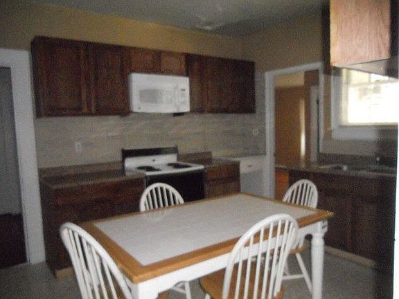 5th image of 667 W Center St