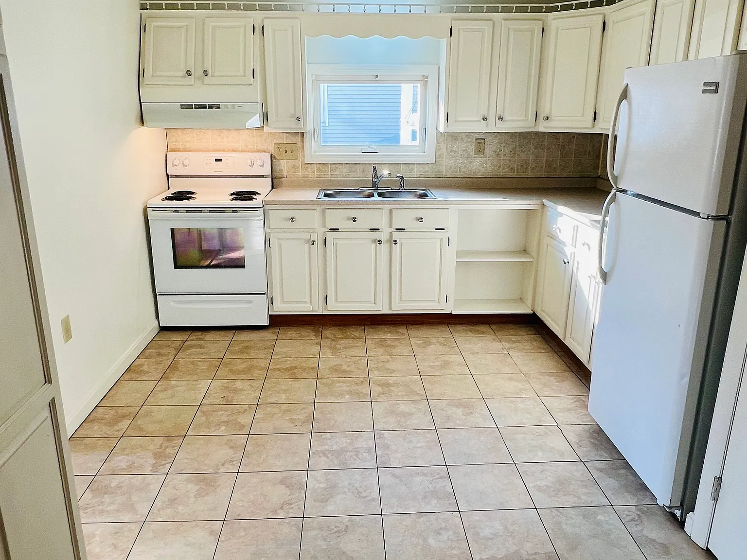 3 bed, 1.5 bath, $2,995 — Photo 1