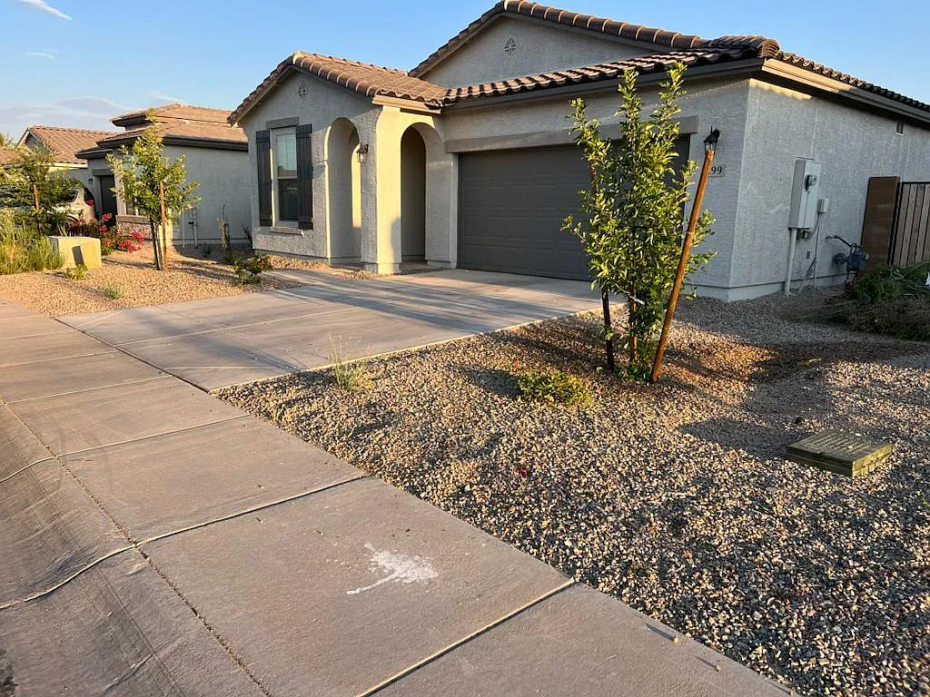 299 E Tahiti Dr — Photo 3