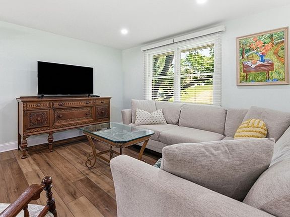 5th image of 208 Parkwood Cir