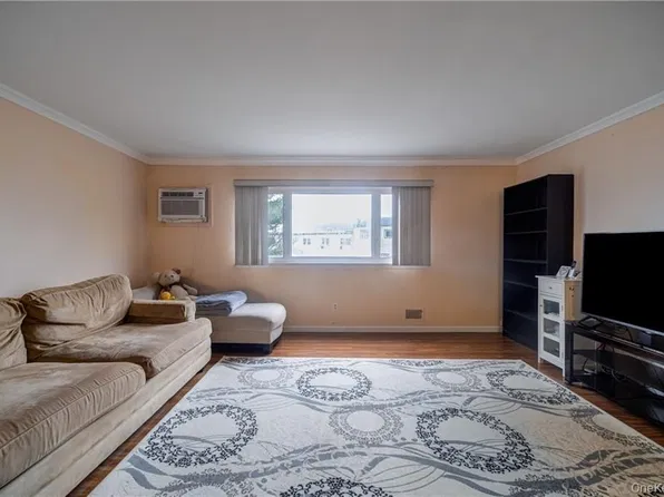 17 Roosevelt Dr, West Haverstraw, NY 10993