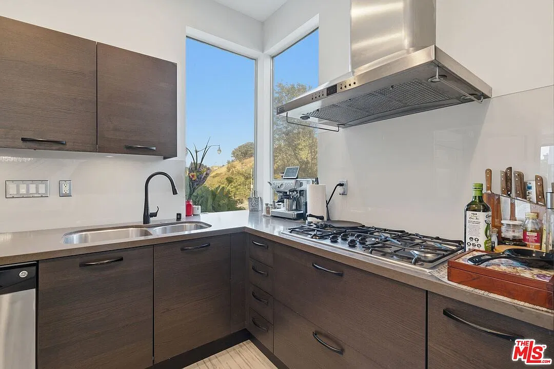 3 bed, 2464 sqft, $9,900 — Photo 4