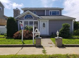 803 S 7th St, Lindenhurst, NY 11757