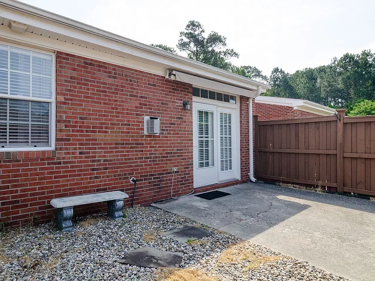 204 Hilliard Ct — Photo 22
