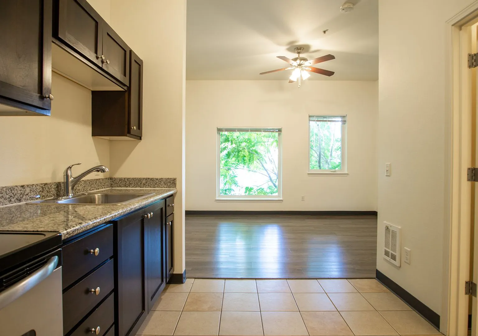 Chic & Modern Top-Floor Studio Near South Waterfront & OHSU — Photo 1