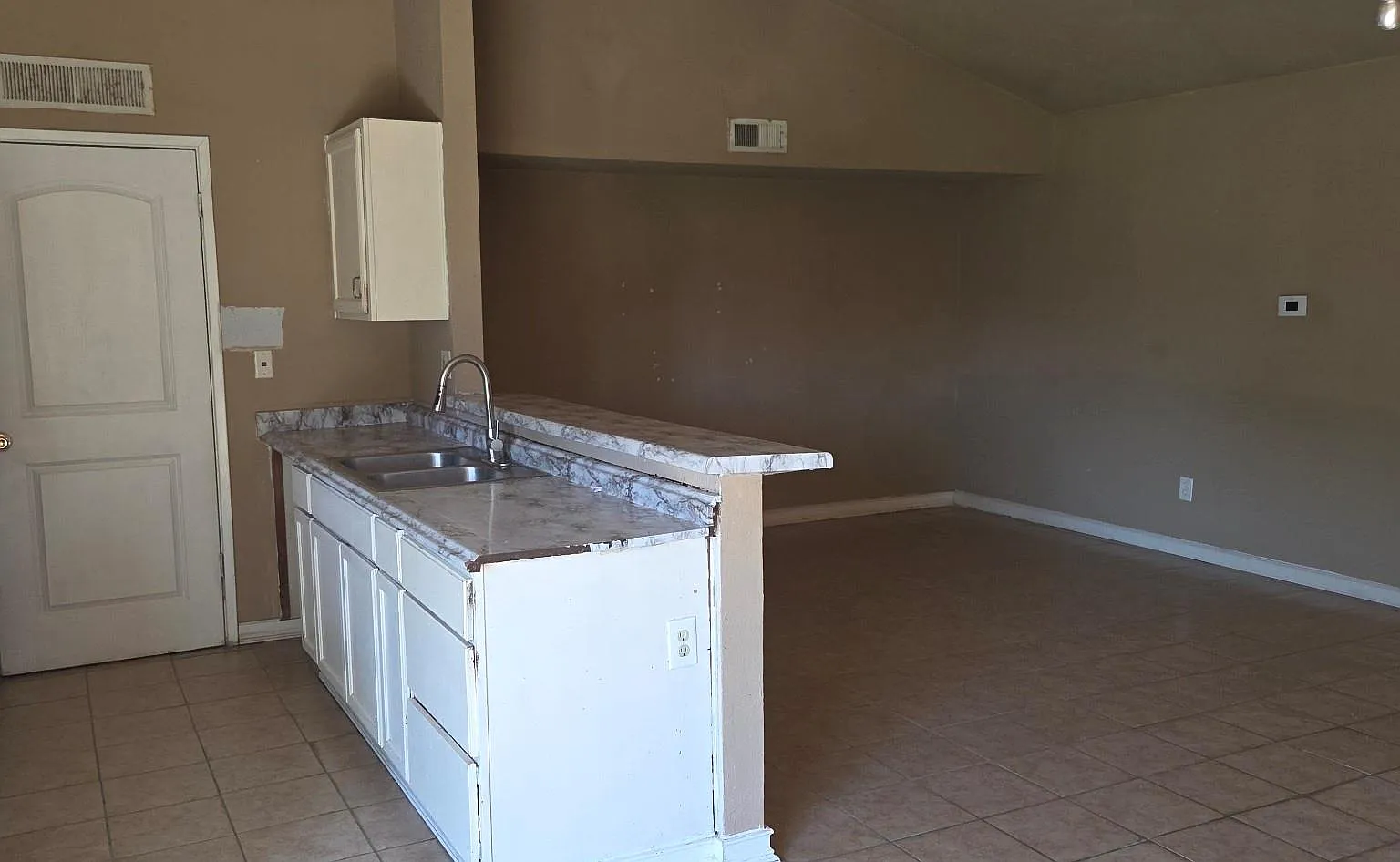 3 bed, 2.0 bath, 1208 sqft, $1,300 — Photo 2