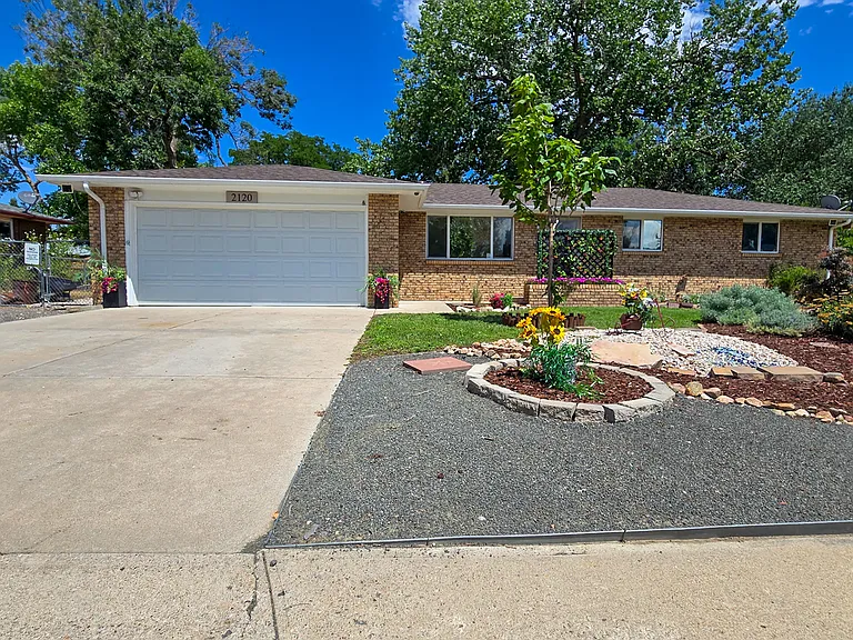 2120 N Wilson Ave — Photo 3