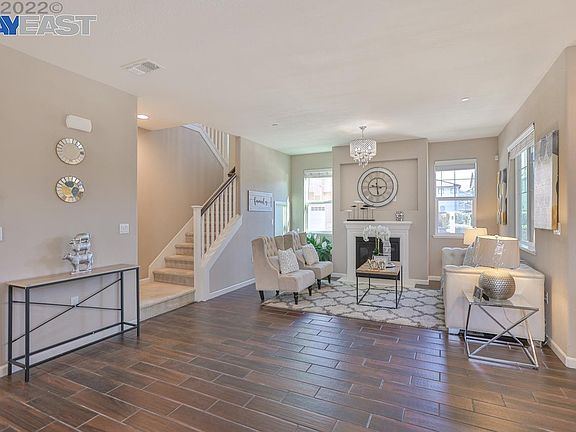 5th image of 67 Belle Harbor Cir