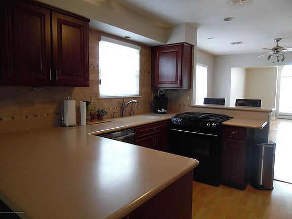 4th image of 14 Prince Charles Dr