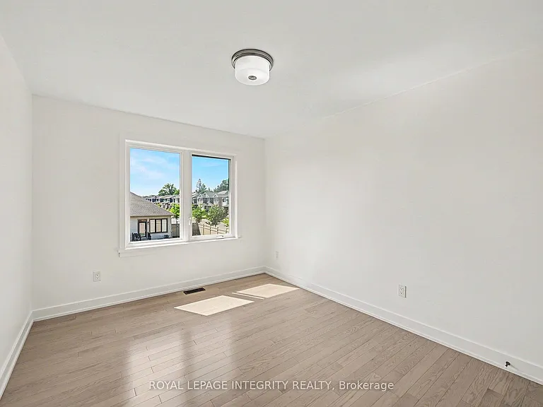 148 Thomas St S — Photo 20