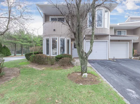 83 Kristin Lane #83, Hauppauge, NY 11788