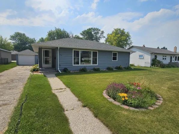 445 Maple Ave S, Thief River Falls, MN 56701