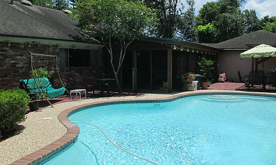 Time to enjoy your summer in this wonderful pool area