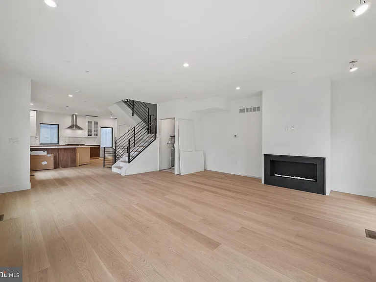 706 Latona St #J — Photo 12