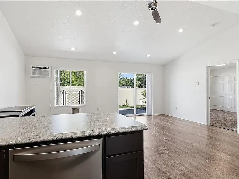 3 bed, 1350 sqft, $2,250 — Photo 2