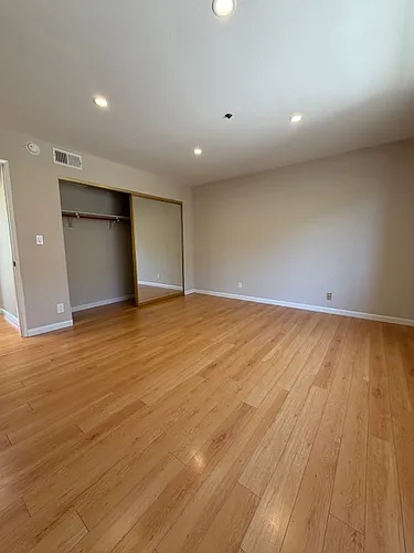 1018 Thompson Ave #E Photo 1
