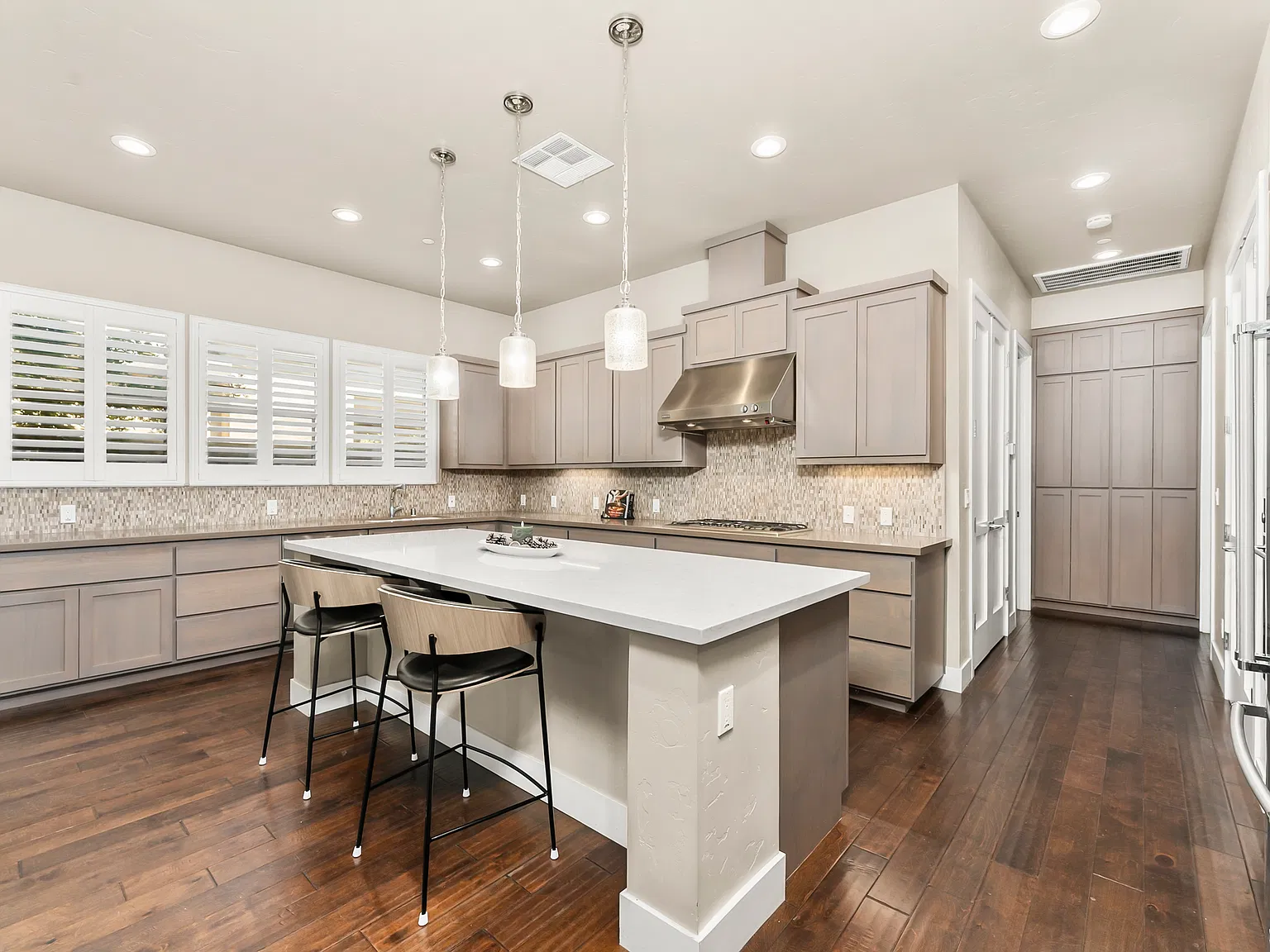 3 bed, 2.5 bath, 2046 sqft, $4,300 — Photo 4