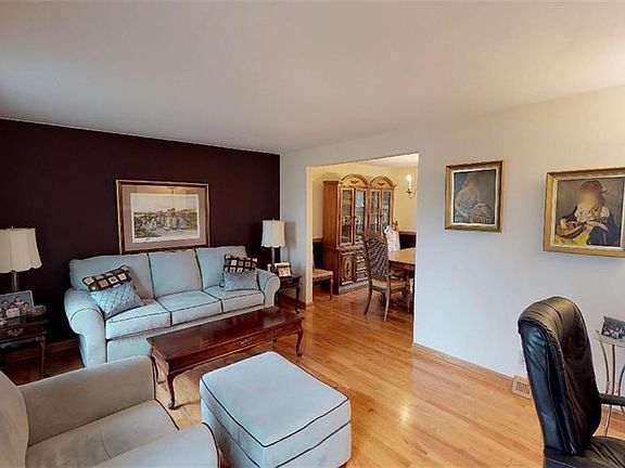 3rd image of 326 Colonial Dr