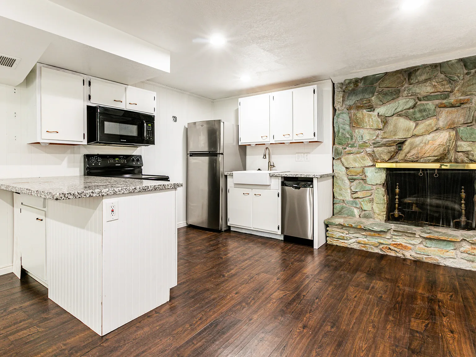 2 bed, 1252 sqft, $2,100 — Photo 3